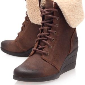 UGG Zea Wedge Boots (Size 7)